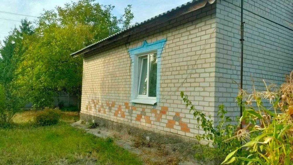 Будинок 3 кімнати.  13 соток, є газ, піч.