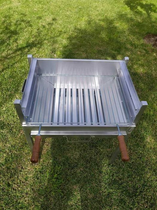 assador 60x40 com pernas desmontaveis, equipado com grelha e tabuleiro