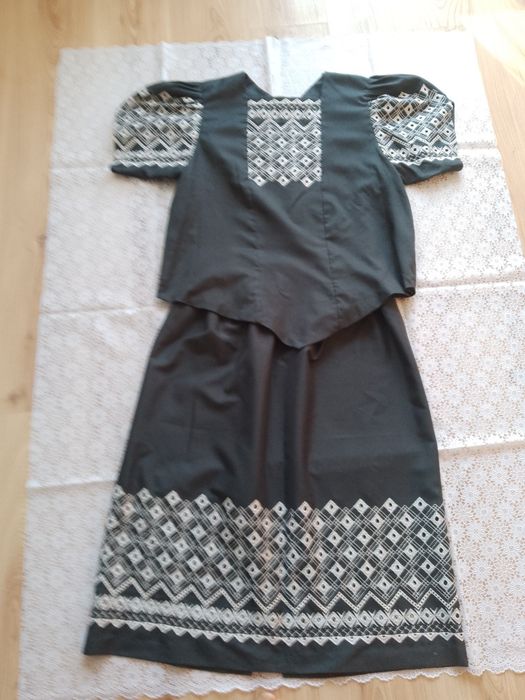 Elegancka haftowana  dwuczesciowa sukienka z czasów PRL-u