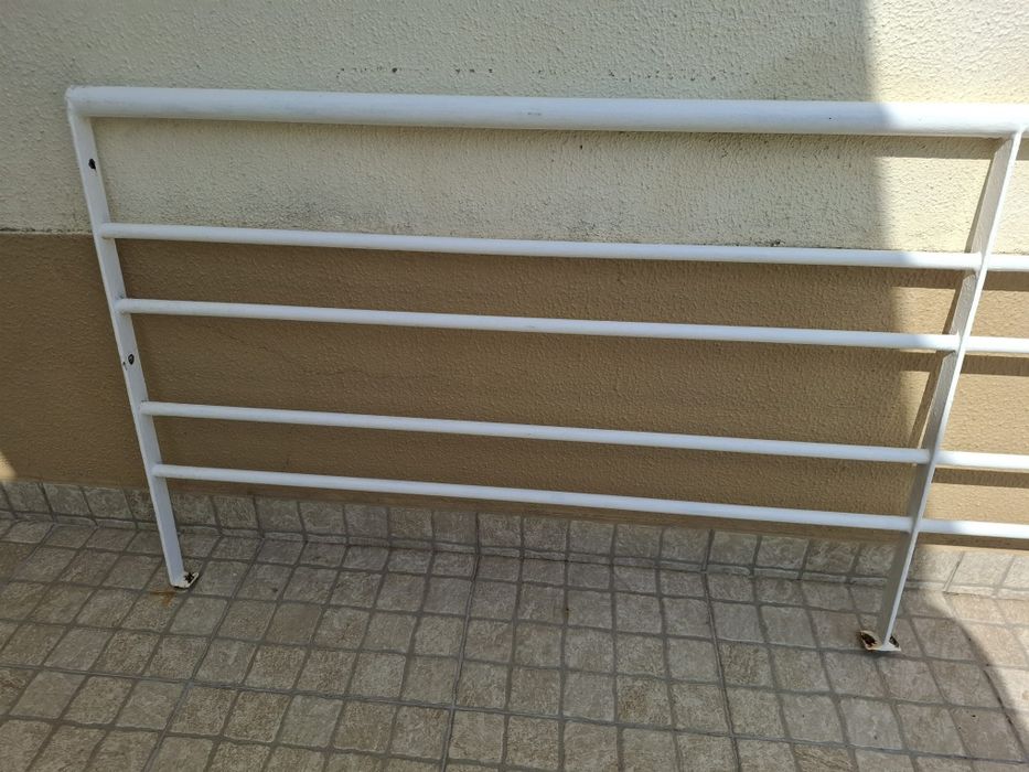 Vende se gradeamento branco