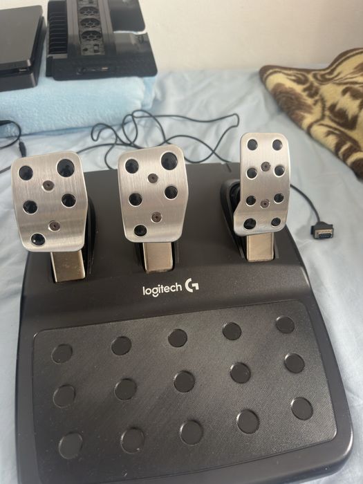 Volante+pedaleiras da logitech+ ps4 com jogos+base de carregamento e uma consola.