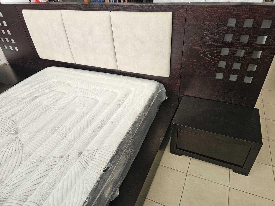 Cama com mesas de cabeceira