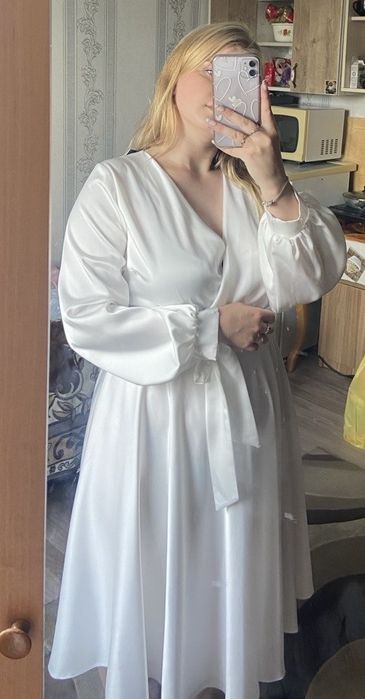Біла атласна сукня