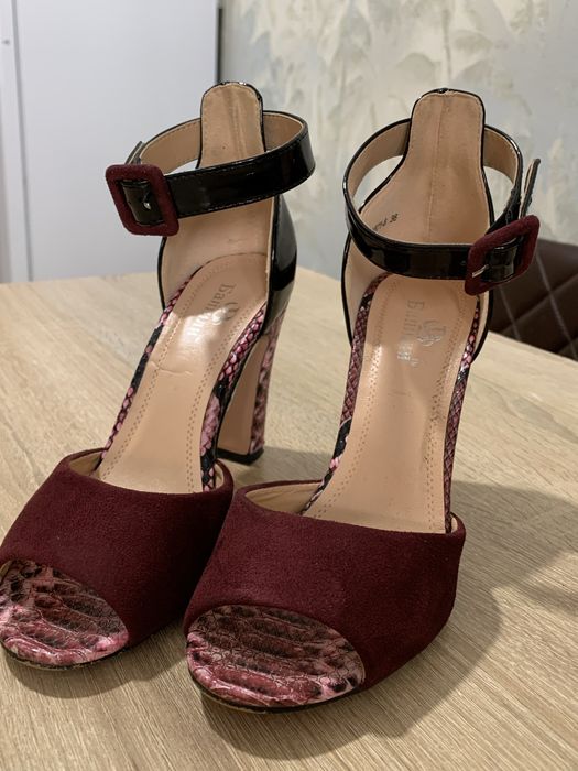 Босоніжки на підборах