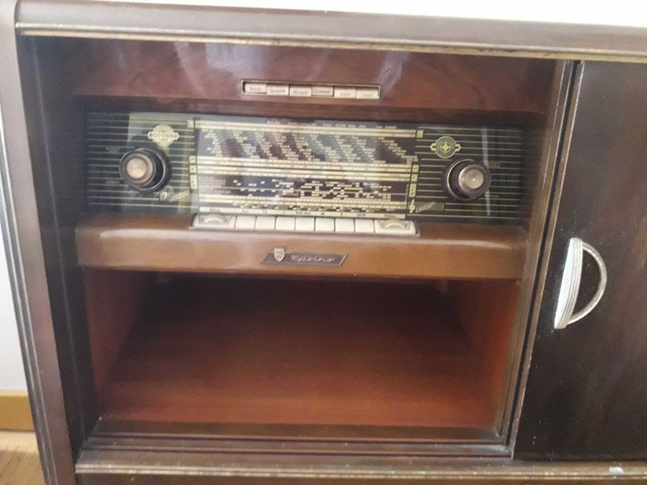 Móvel Vintage com Rádio e Gira discos