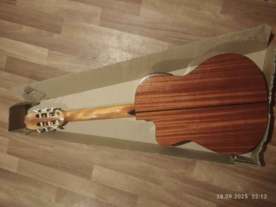 Акустическая гитара