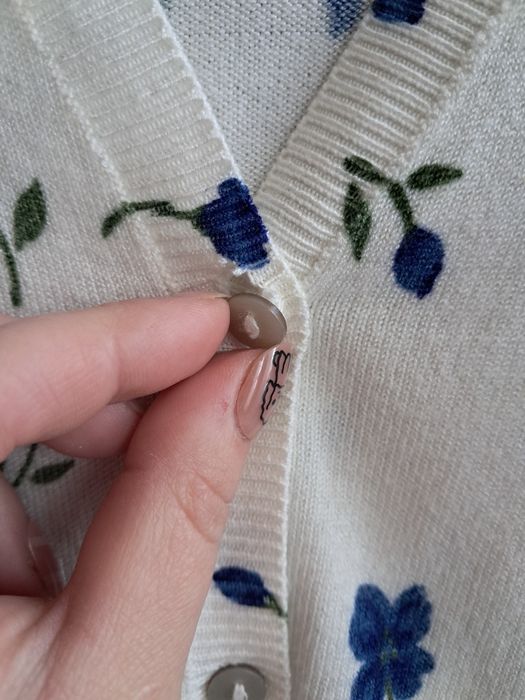 Biały sweterek w niebieskie kwiatki F&F (mała wada)