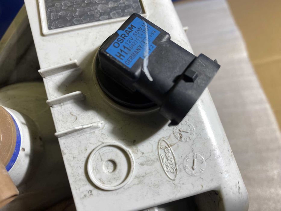 FORD KUGA halogen prawy