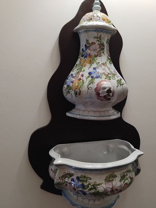 Fonte de parede em cerâmica