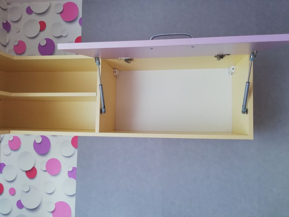 Biurko i wisząca szafka z półkami