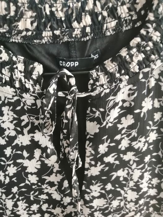 Sukienka w czarno - białe kwiaty Cropp