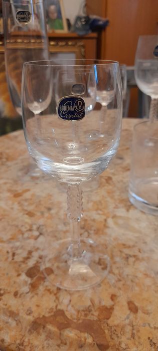 Indos copos e Garrafa de cristal