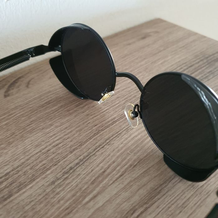 Óculos em metal preto estilo retro artesanais