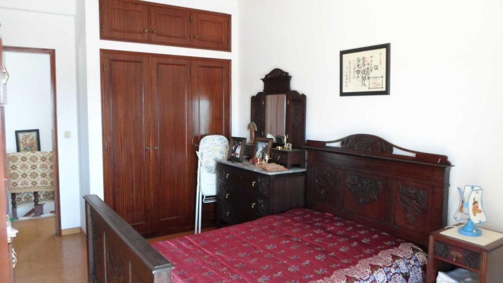 Moradia isolada, 3 pisos, 5 assoalhadas + 1.