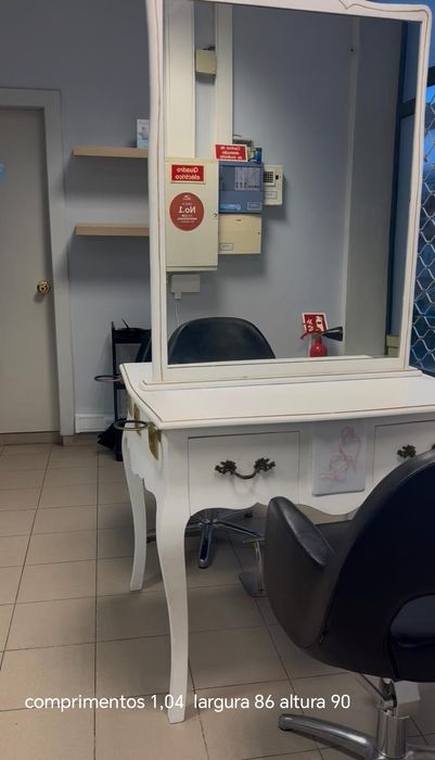 Móveis em ótimo estado para Espaço de Estética e Cabelo