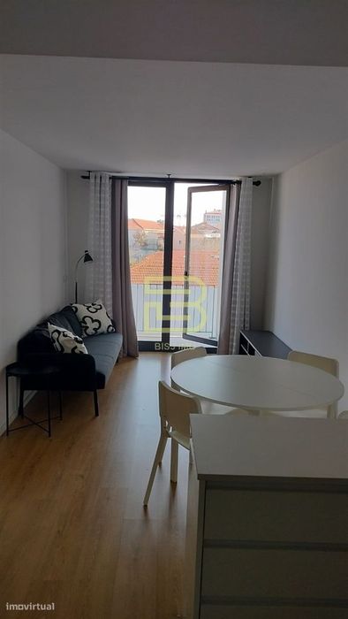 Apartamento T2, com varanda na Rua Pinto Bessa, Porto