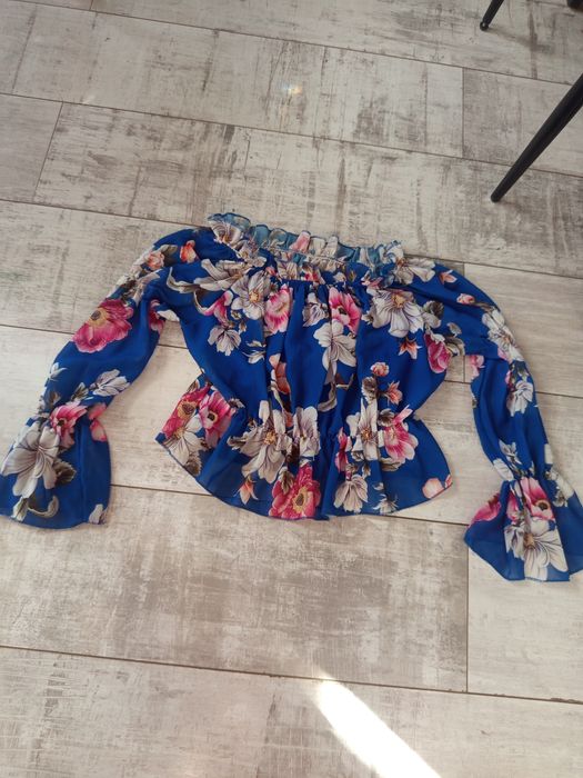 Granatowa hiszpanka kwiaty