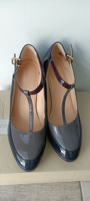 Buty skórzane na obcasie Clarks rozmiar 39 lakierowane