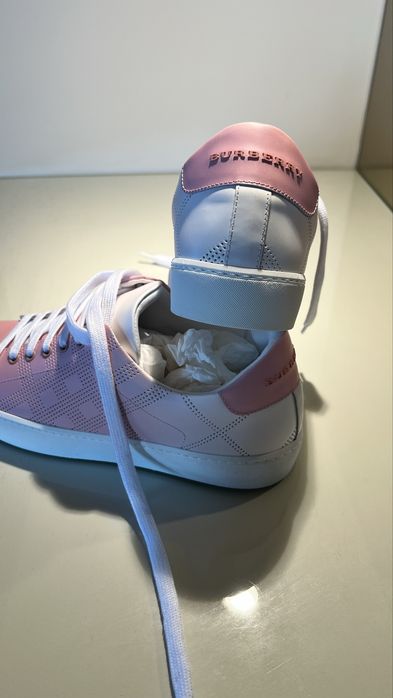 Sapatilhas  buberry nova na caixa em couro numero 37 . Cor rosa claro