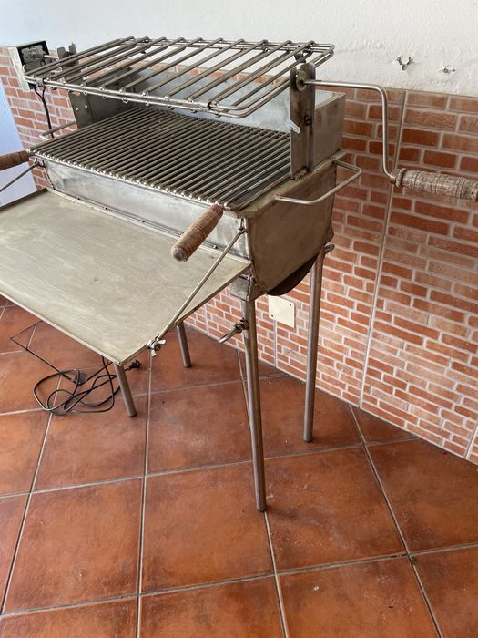 Churrasqueira INOX a carvão com grelha e motor
