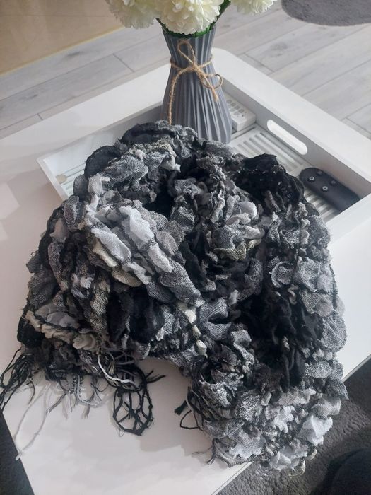 Szal damski szaro-czarny.