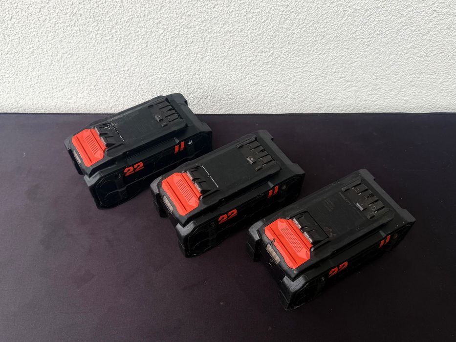 Zestaw trzech baterii B22-170 7.9 Ah 2024 r. bdb stan