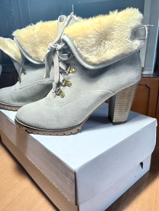 Продаю женские полусапожки 37 р натуральная замша. Французский бренд.