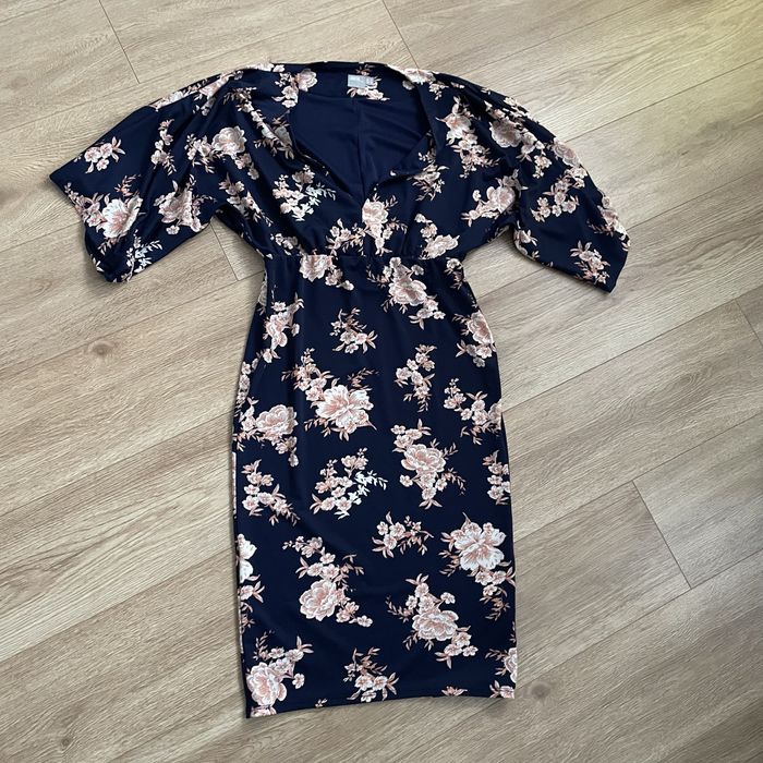 Sukienka w kwiaty Asos