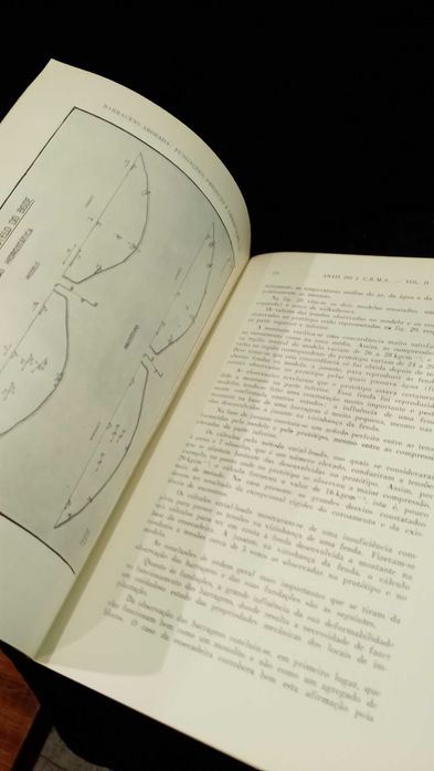 Barragens abóbada: Fundações, projecto e observações dos protótipos