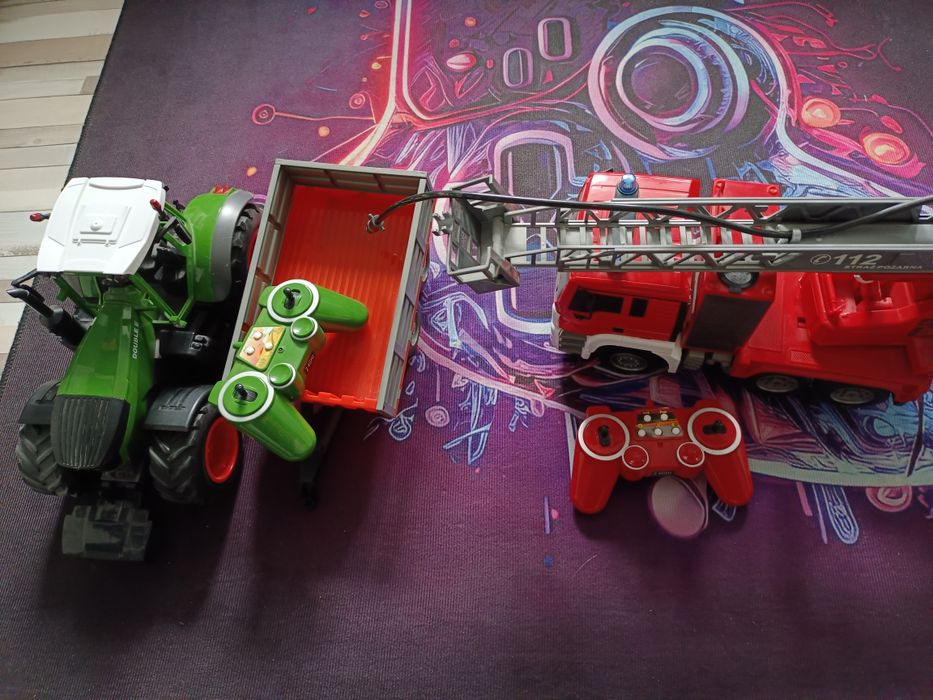 Traktor z przyczepą zdalnie sterowany