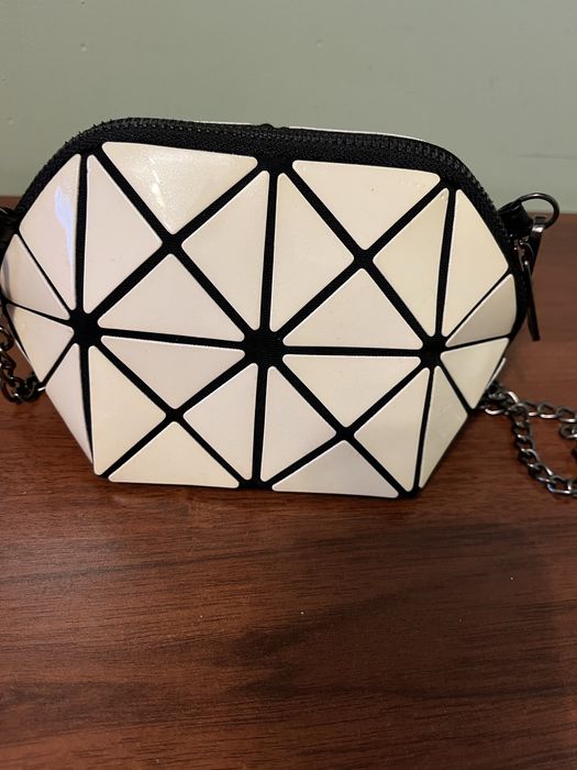 Жіноча сумка через плече з геометричним дизайном