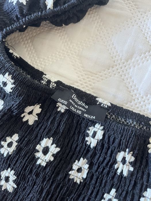 Vestido preto com flores brancas