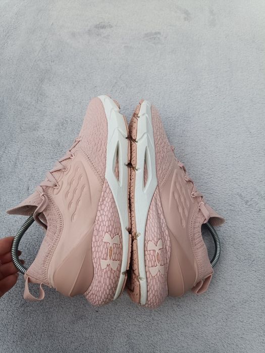Женские кроссовки Under armour р37-37.5