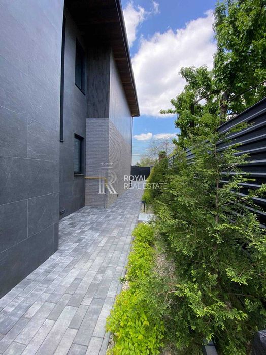 Продаж Будинок Київ Голосіївський район вул. Малокитаївська 300 м² 4 спальні Ділянка 5 соток Газ Гараж Підвал 20 кВт Під чистове оздоблення