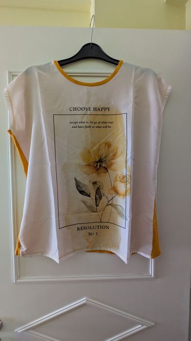 Camisola amarela com estampado