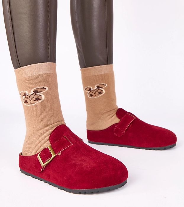 Bordowe mule z ozdobną klamrą Atoria