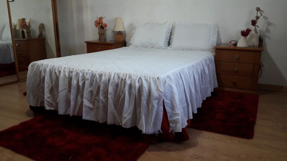 White bedspread with ruffles64739326282498123