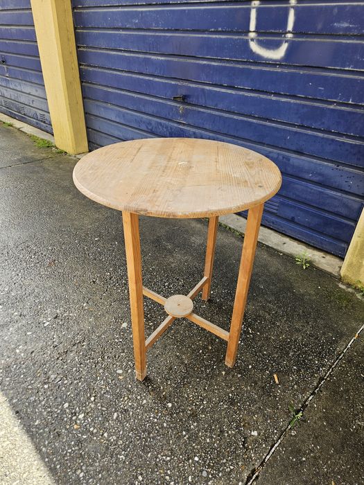 Mesa redonda de madeira