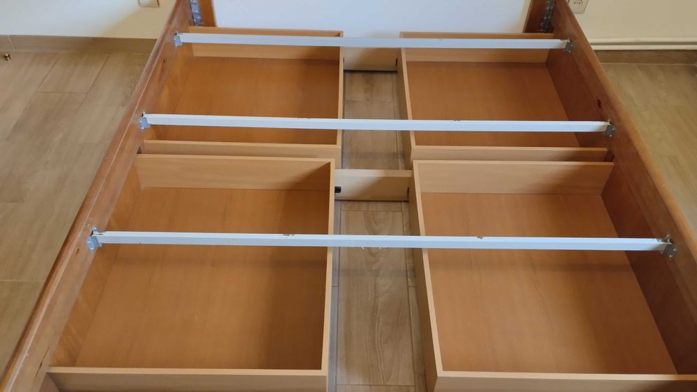 Cama de casal em madeira com 4 gavetões + estrado
