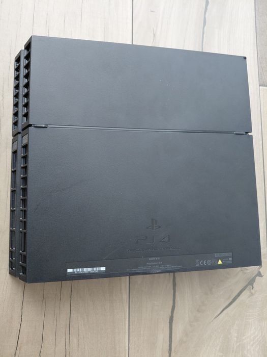 PS4 com 1TB + 2 comandos
