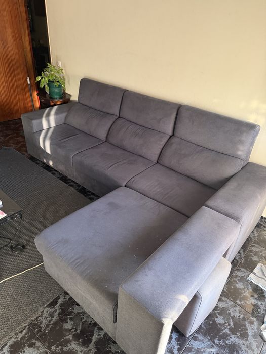 Sofá cizento escuro