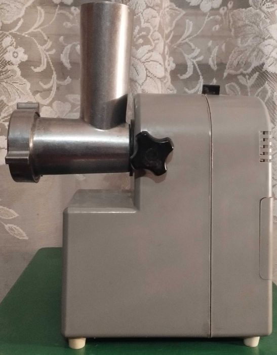 Електрична м'ясорубка б/у