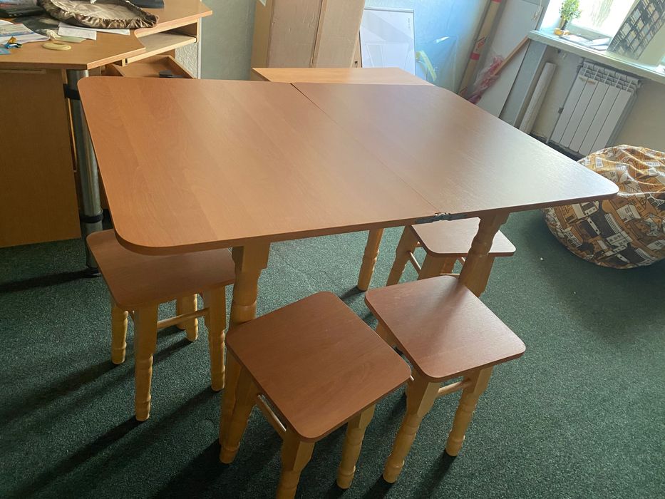 Кухонний комплект стіл та 4 табурети