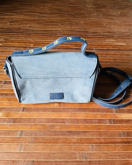Malinha para criança com alsa e bordados (otimo estado)