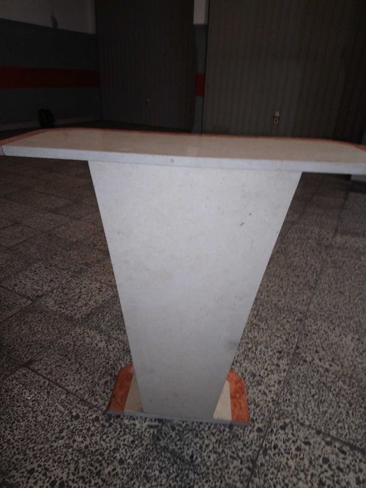 Mesa (pequena) de mármore