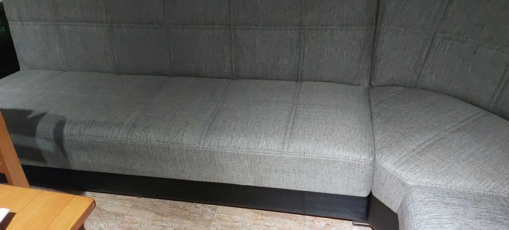 Sofá de Canto com arrumação e faz de cama.