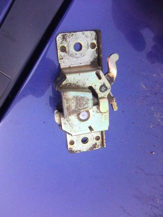 Замок багажника на Опель Тигра.