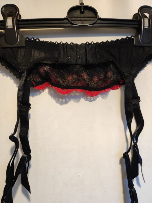 Śliczny pas do pończoch