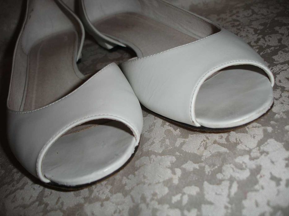 ТУФЛІ жіночі брендові ALDO 39-39,5 р. (устілка 26 см). ШКІРА. БІЛІ.