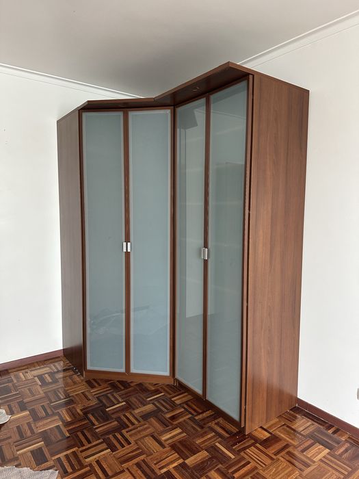 Conjunto de roupeiros/armários em madeira